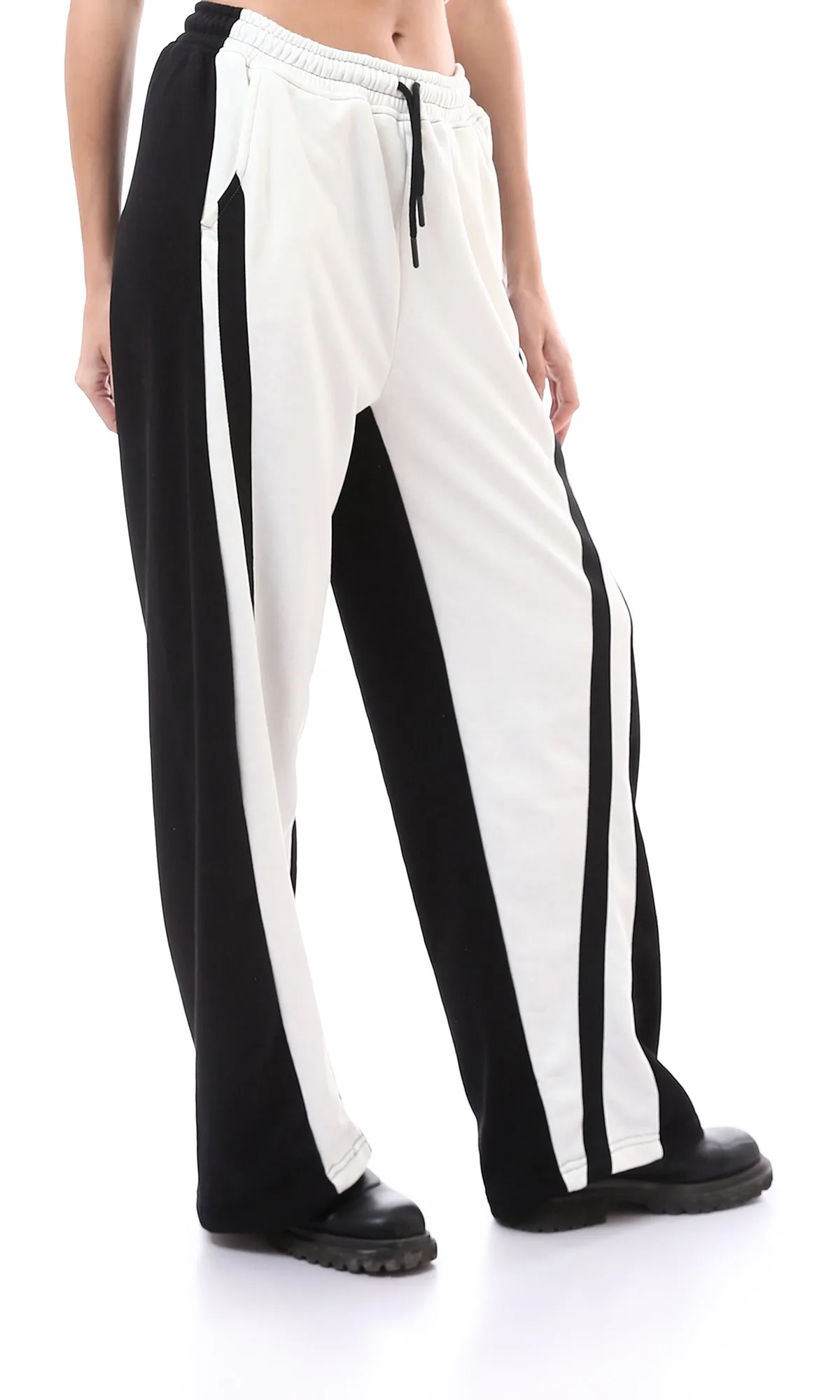 O175759 Elastic Waist With Drawstring White & Black Pants